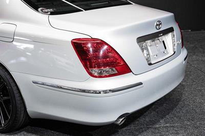 2004 Toyota Crown - Thumbnail