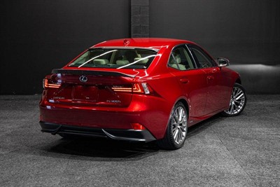 2013 Lexus IS 300h - Thumbnail