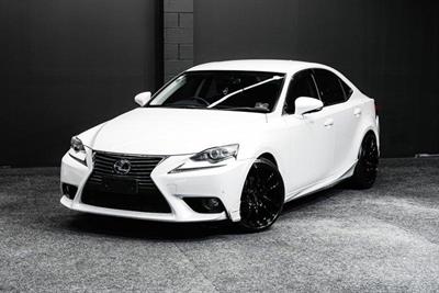 2013 Lexus IS 300h - Thumbnail