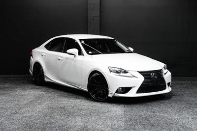 2013 Lexus IS 300h - Thumbnail