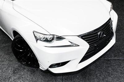 2013 Lexus IS 300h - Thumbnail