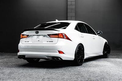 2013 Lexus IS 300h - Thumbnail