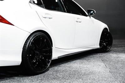 2013 Lexus IS 300h - Thumbnail