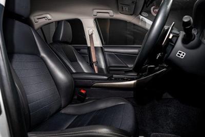 2013 Lexus IS 300h - Thumbnail