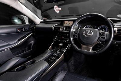 2013 Lexus IS 300h - Thumbnail