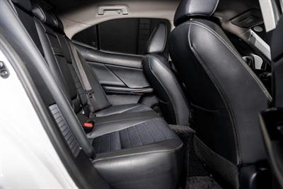 2013 Lexus IS 300h - Thumbnail