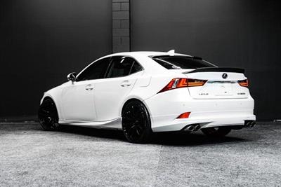 2013 Lexus IS 300h - Thumbnail