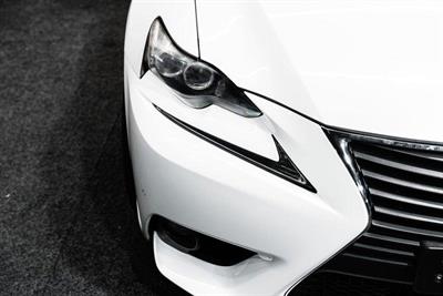 2013 Lexus IS 300h - Thumbnail