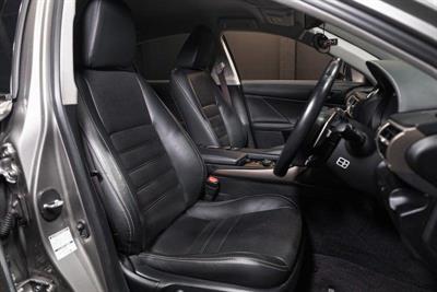 2013 Lexus IS 300h - Thumbnail