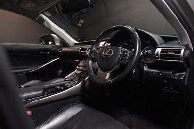 2013 Lexus IS 300h - Thumbnail