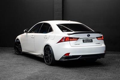2014 Lexus IS 300h - Thumbnail