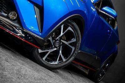 2017 Toyota C-HR - Thumbnail