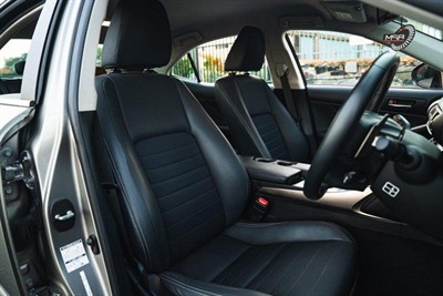 2013 Lexus IS 300h - Thumbnail