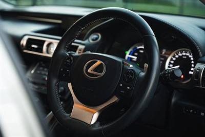 2013 Lexus IS 300h - Thumbnail