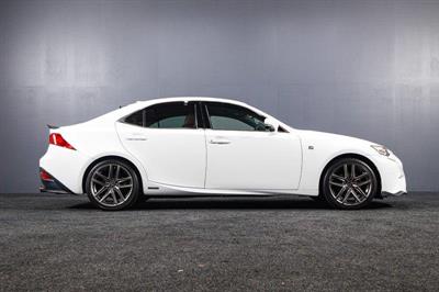 2014 Lexus IS 300h - Thumbnail
