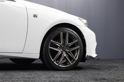 2014 Lexus IS 300h - Thumbnail