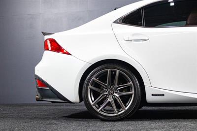 2014 Lexus IS 300h - Thumbnail