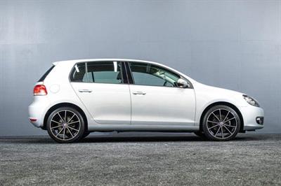 2011 Volkswagen Golf - Thumbnail