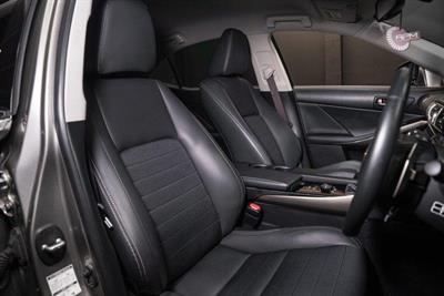 2014 Lexus IS 300h - Thumbnail