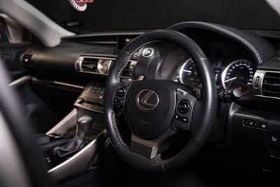 2014 Lexus IS 300h - Thumbnail