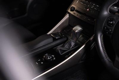 2014 Lexus IS 300h - Thumbnail