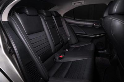 2014 Lexus IS 300h - Thumbnail