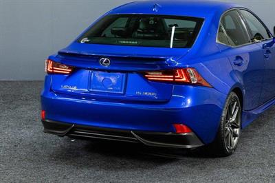 2014 Lexus IS 300h - Thumbnail
