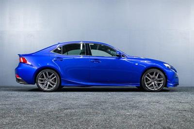 2014 Lexus IS 300h - Thumbnail