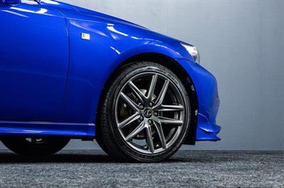 2014 Lexus IS 300h - Thumbnail