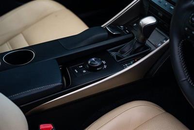 2013 Lexus IS 300h - Thumbnail