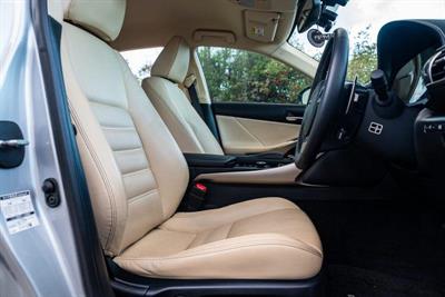 2013 Lexus IS 300h - Thumbnail