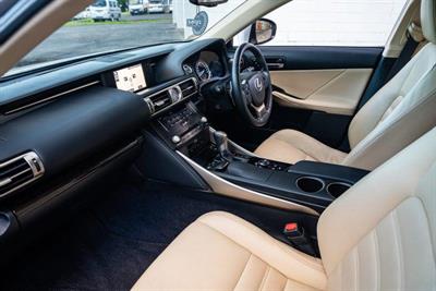 2013 Lexus IS 300h - Thumbnail