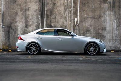 2013 Lexus IS 300h - Thumbnail