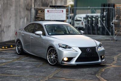 2013 Lexus IS 300h - Thumbnail