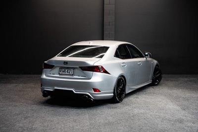 2014 Lexus IS 300h - Thumbnail