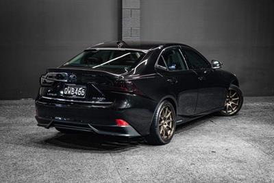 2015 Lexus IS 300h - Thumbnail