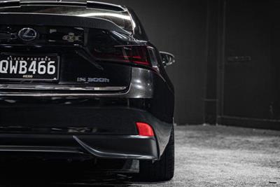 2015 Lexus IS 300h - Thumbnail