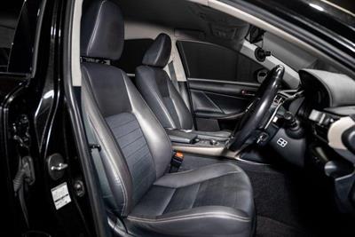 2015 Lexus IS 300h - Thumbnail