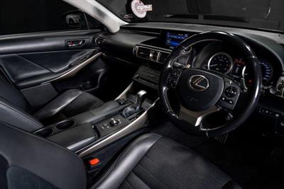 2015 Lexus IS 300h - Thumbnail