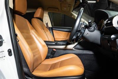 2013 Lexus IS 300h - Thumbnail