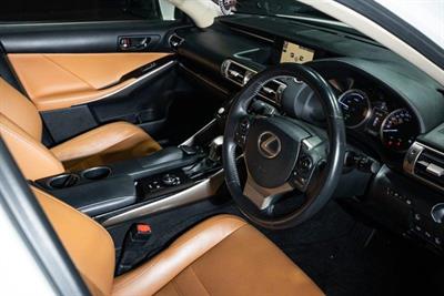 2013 Lexus IS 300h - Thumbnail