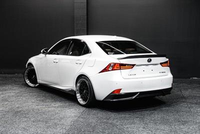 2013 Lexus IS 300h - Thumbnail