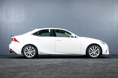 2015 Lexus IS 300h - Thumbnail