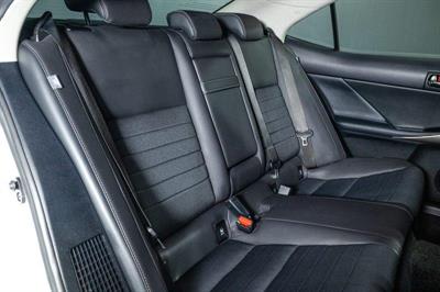 2015 Lexus IS 300h - Thumbnail