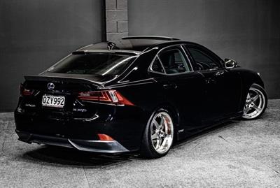 2013 Lexus IS 300h - Thumbnail