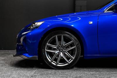 2014 Lexus IS 300h - Thumbnail
