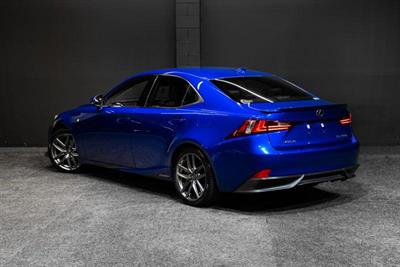 2014 Lexus IS 300h - Thumbnail