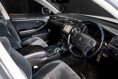 2004 Toyota Crown - Thumbnail