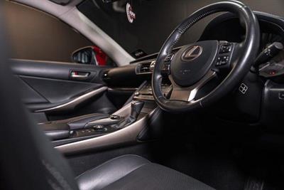 2017 Lexus IS 300h - Thumbnail