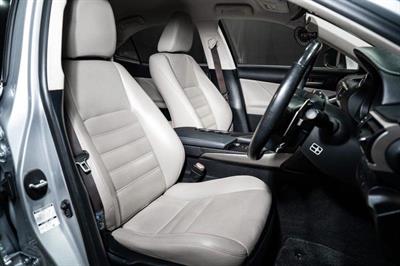 2016 Lexus IS 300h - Thumbnail